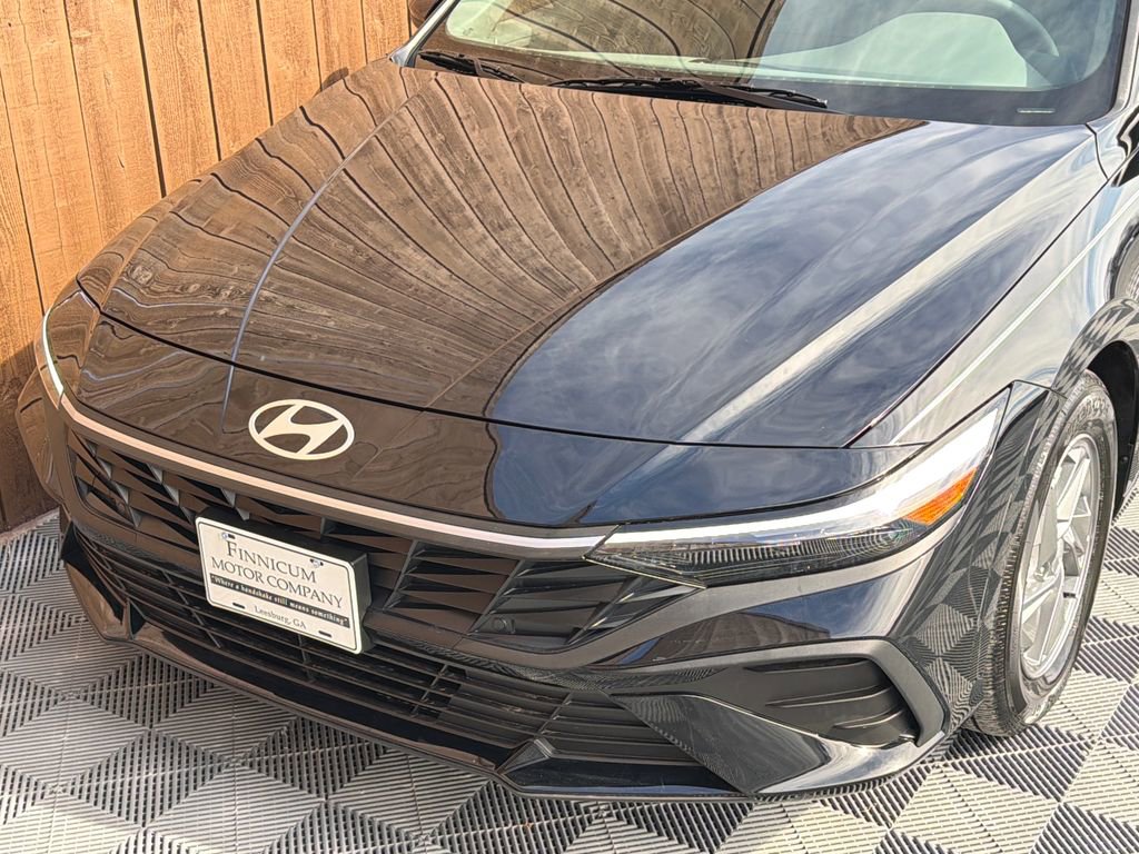 Used 2025 Hyundai Elantra SE image 16