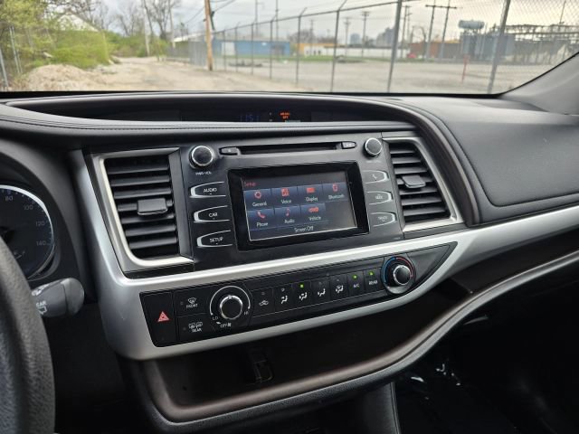 Used 2018 Toyota Highlander LE image 25