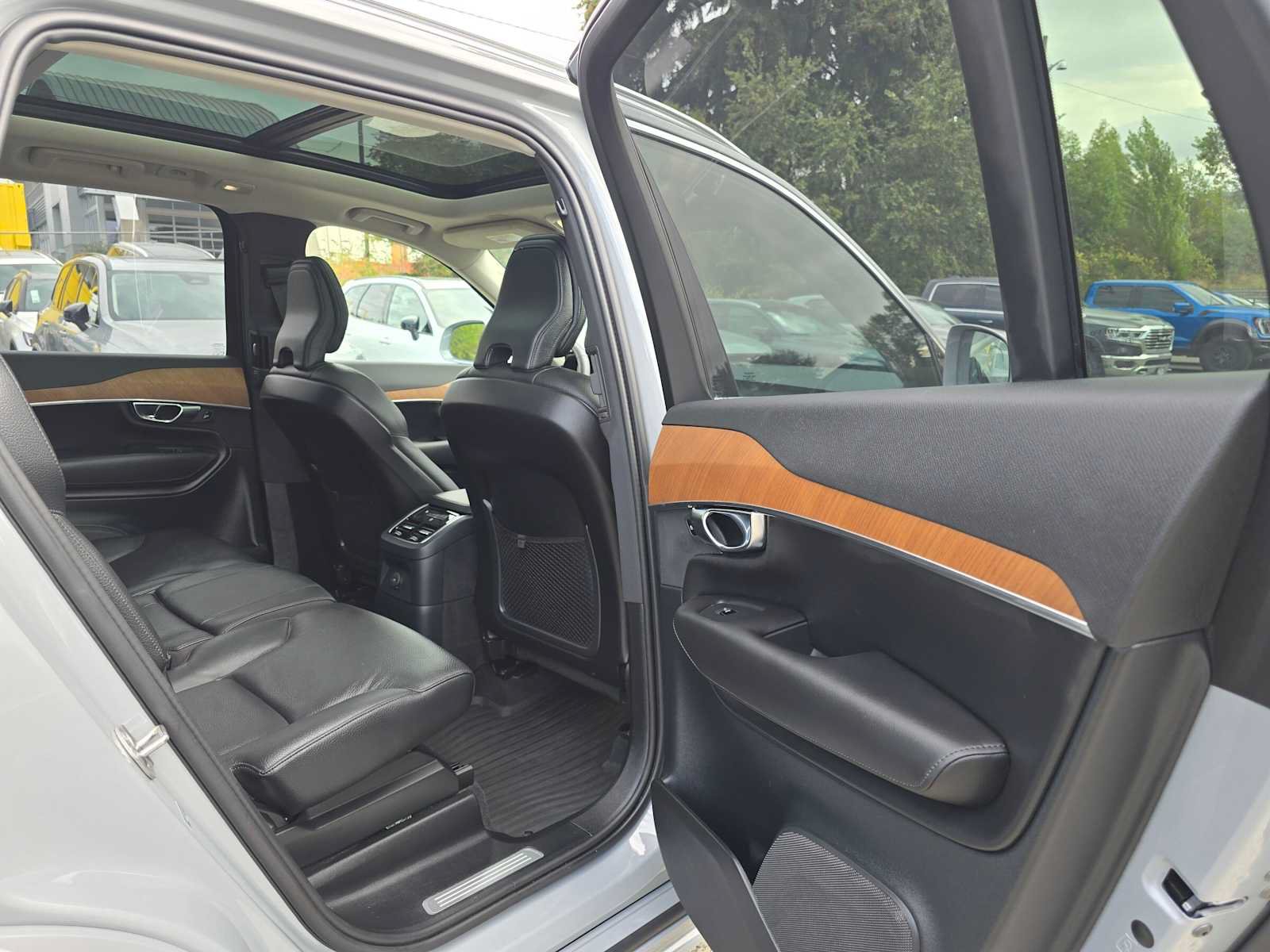 Used 2024 Volvo XC90 T8 Plus w/ Protection Package Premier AWD/4WD image 14