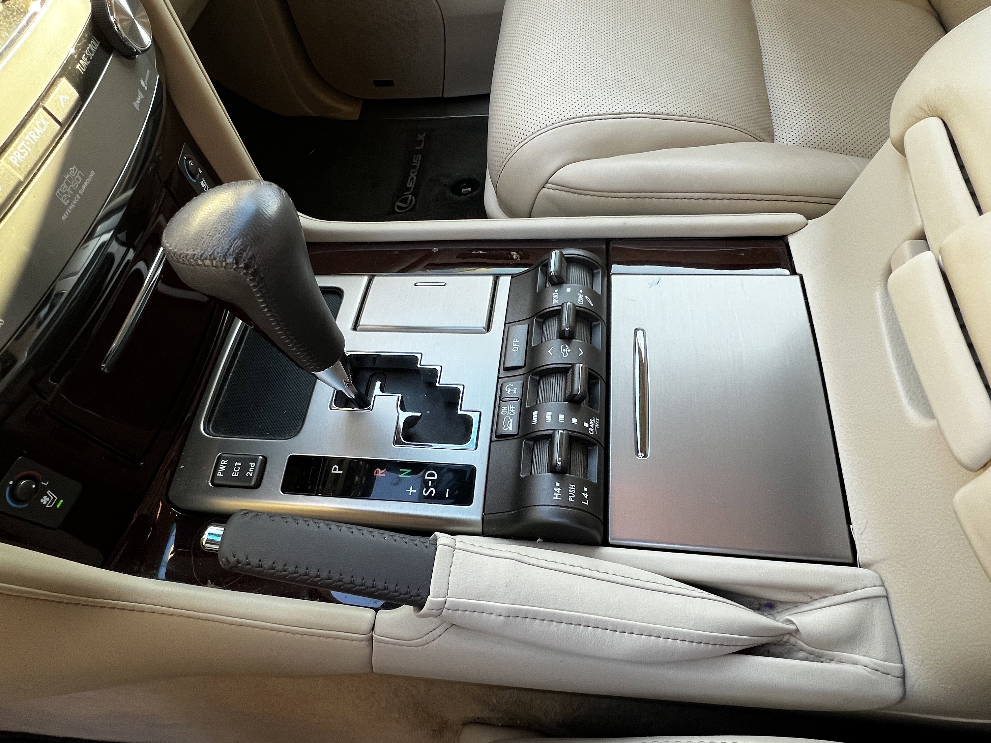 Used 2014 Lexus LX 570 4WD image 28