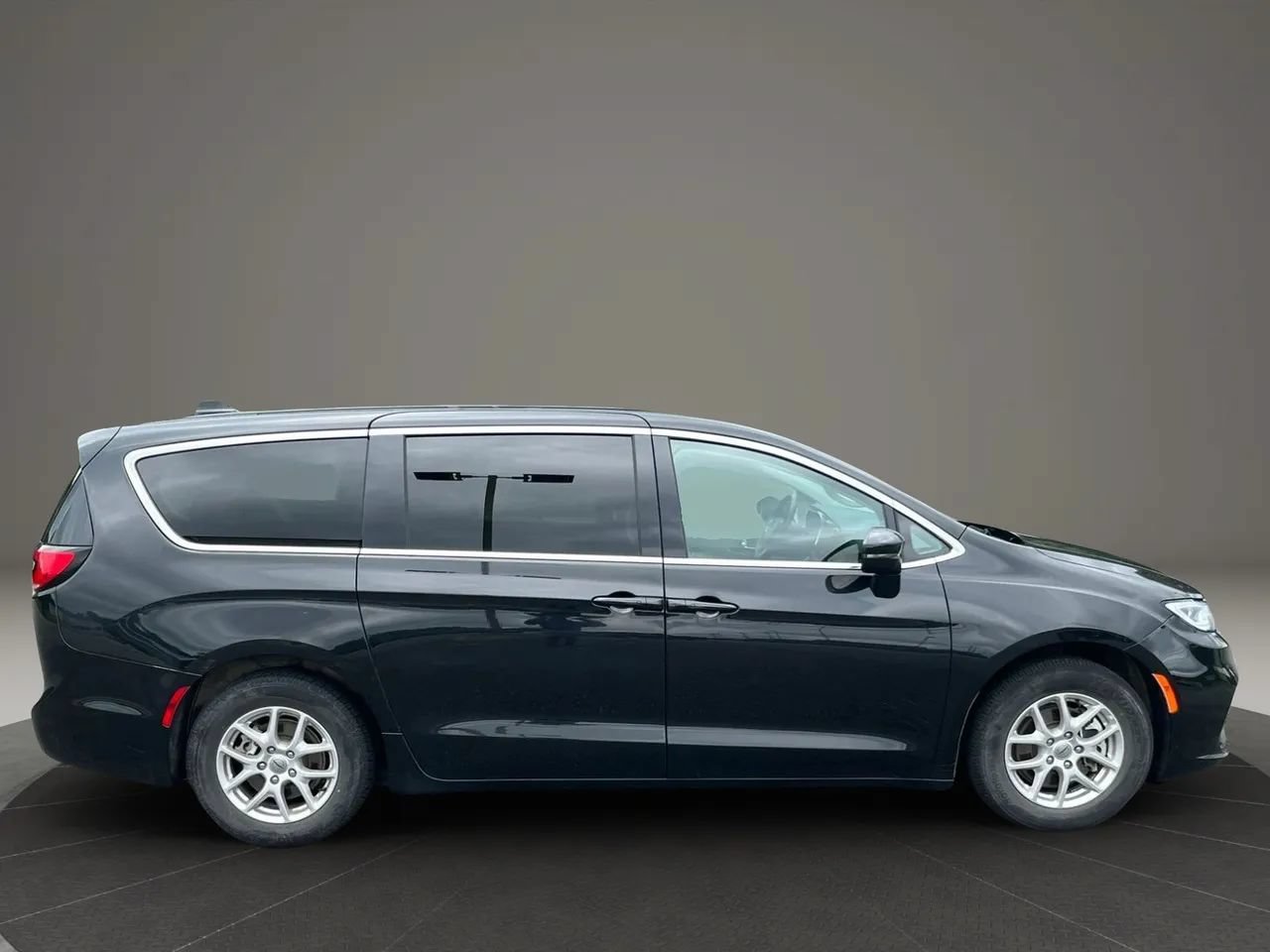 Used 2023 Chrysler Pacifica Touring-L FWD image 7