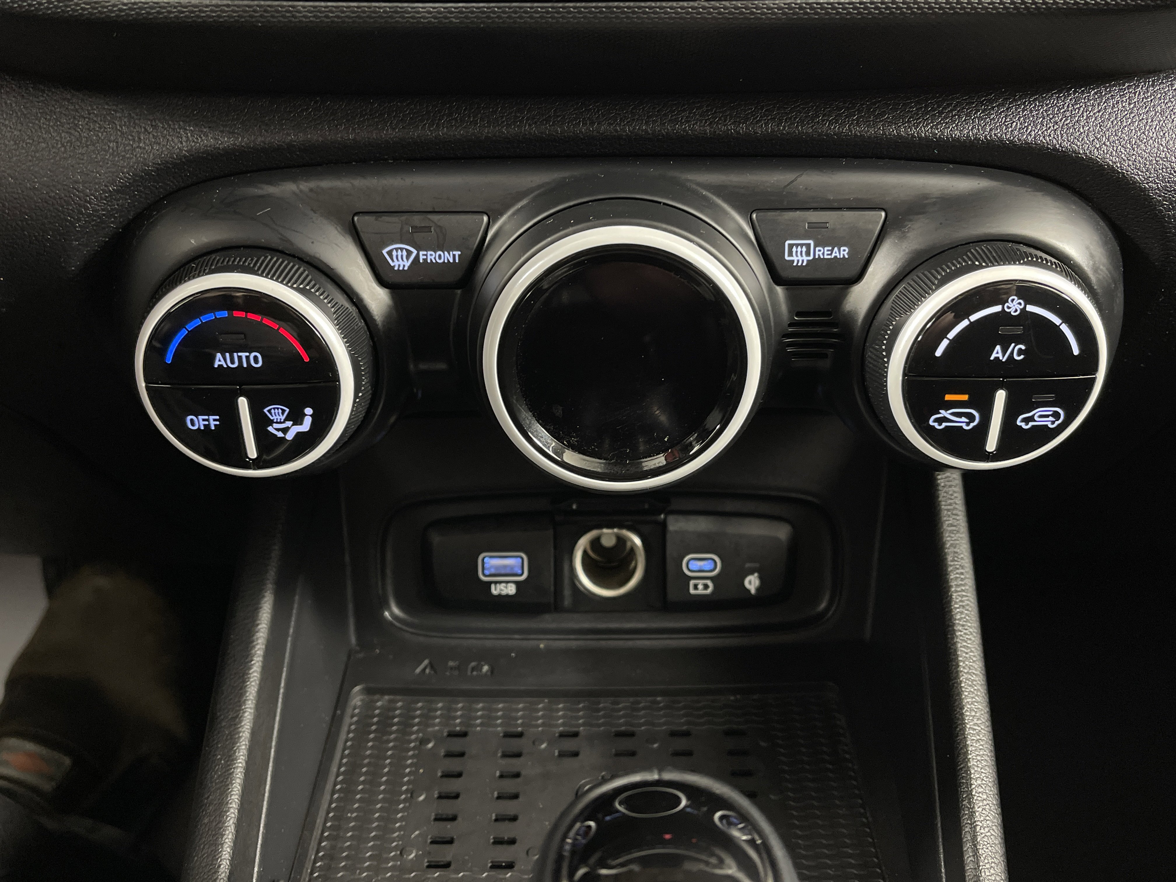 Used 2023 Hyundai Venue Limited image 23