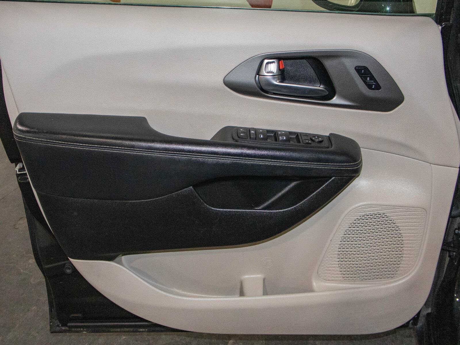 Used 2022 Chrysler Pacifica Touring-L image 10