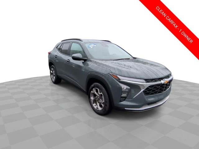 Used 2025 Chevrolet Trax LT image 2