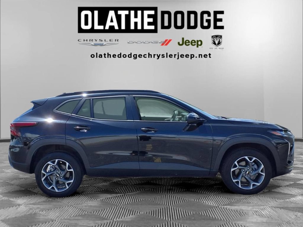 Used 2025 Chevrolet Trax LT FWD image 28