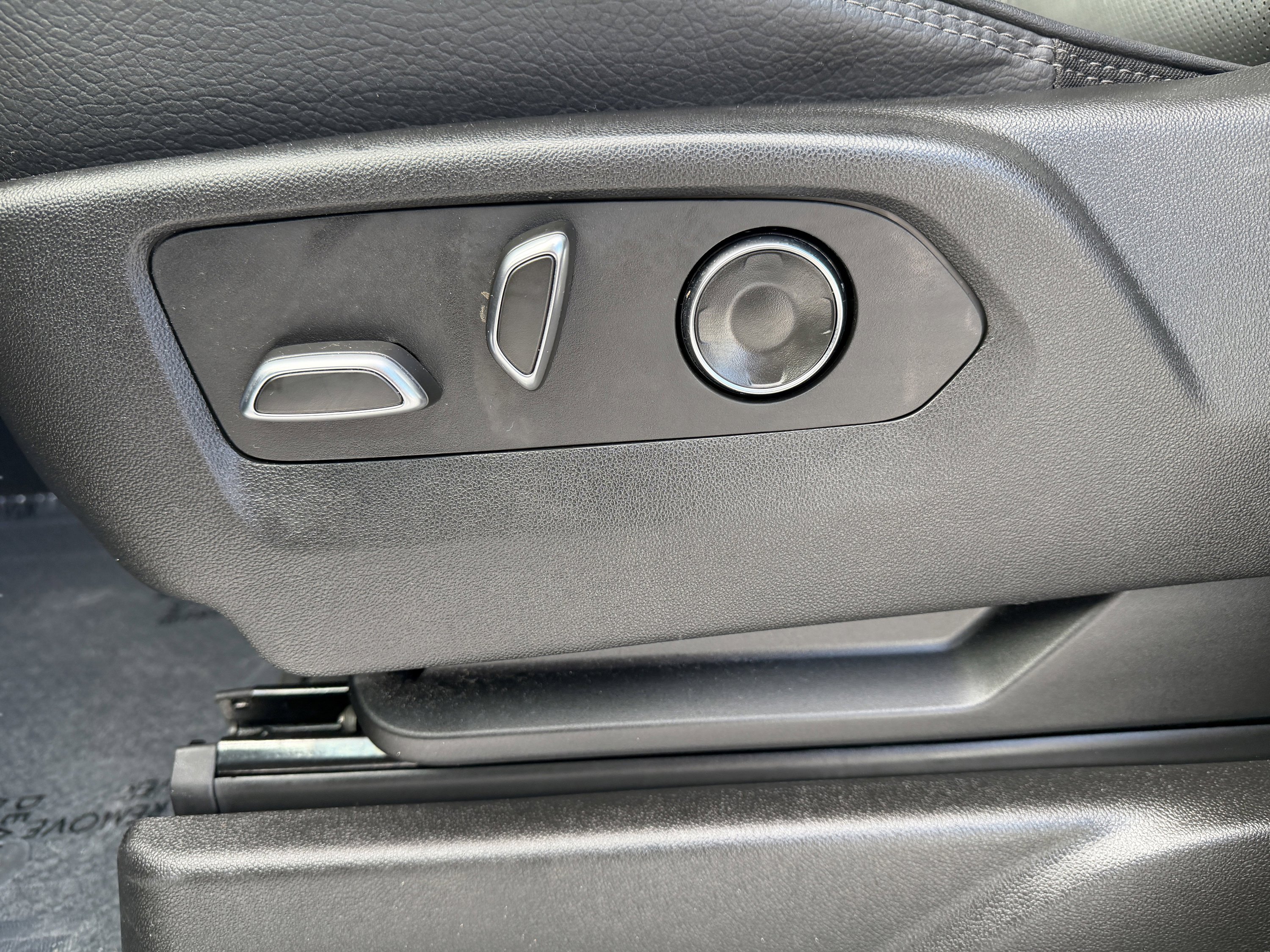 Used 2024 GMC Yukon XL Denali w/ Advanced Technology Package image 38