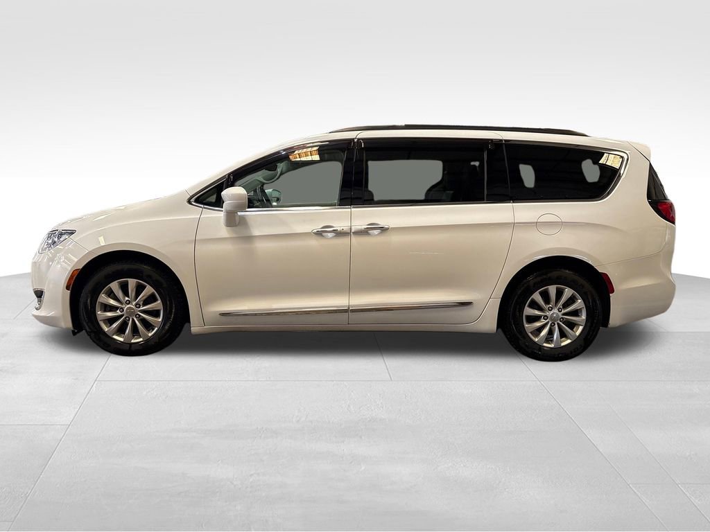 Used 2017 Chrysler Pacifica Touring-L FWD video 2