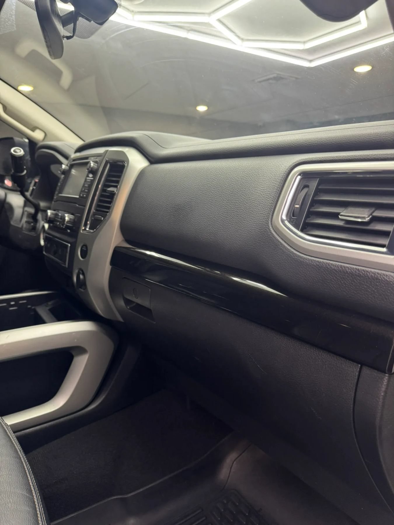 Used 2017 Nissan Titan SV RWD image 24