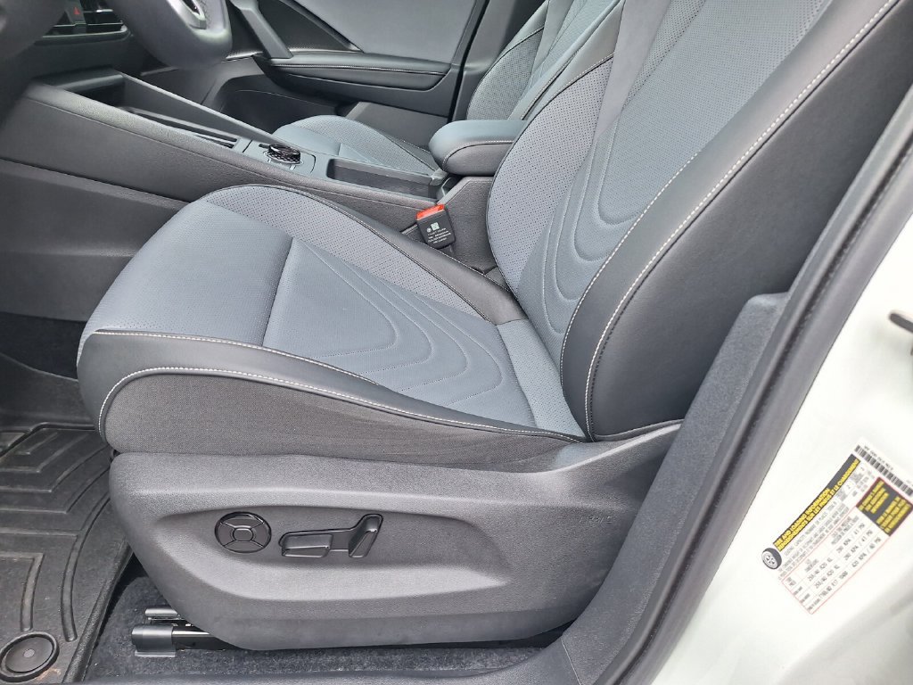 Used 2025 Volkswagen Tiguan SE R-Line AWD/4WD image 28