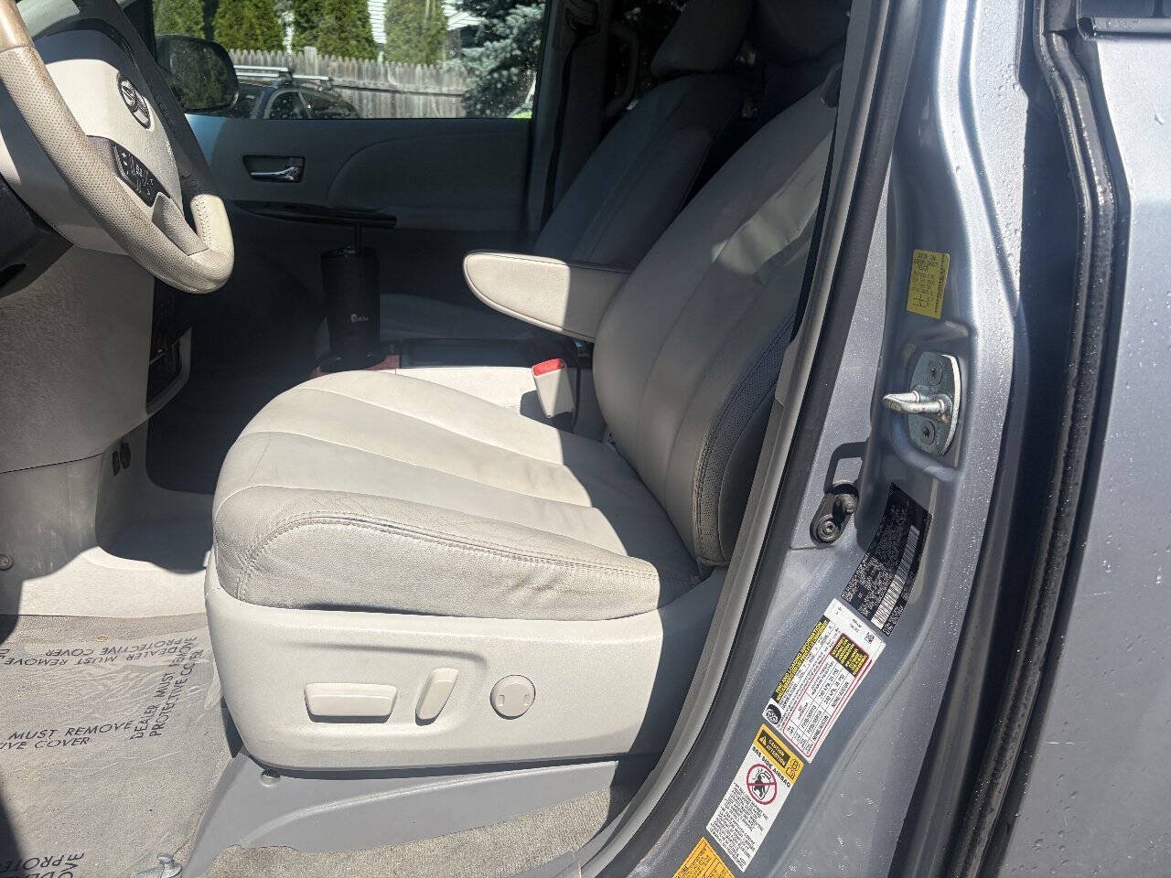 Used 2011 Toyota Sienna XLE w/ Premium Pkg AWD/4WD image 11
