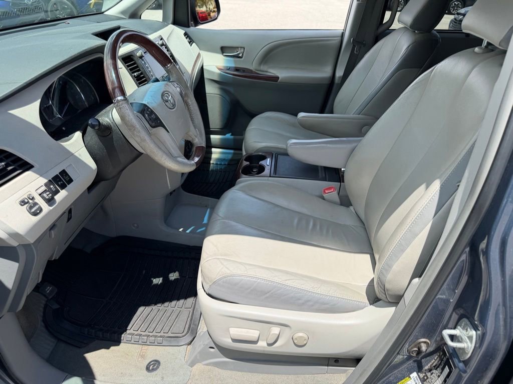 Used 2014 Toyota Sienna Limited w/ Limited Premium Package FWD image 23