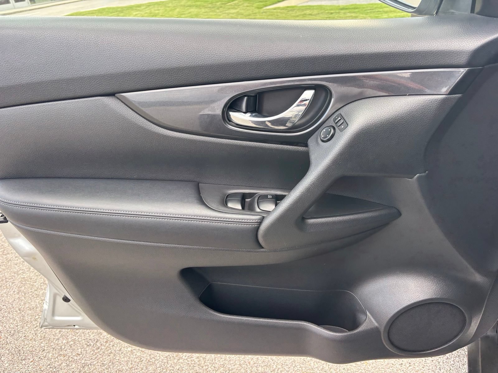 Used 2020 Nissan Rogue SV FWD image 12