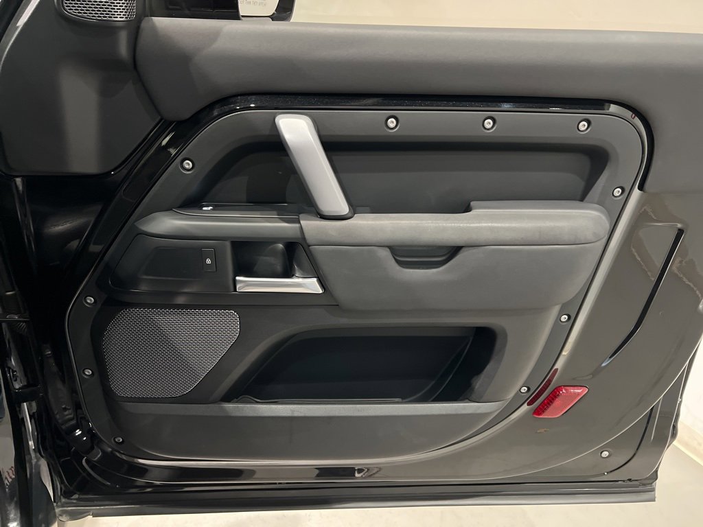 Used 2021 Land Rover Defender 90 X-Dynamic S image 28