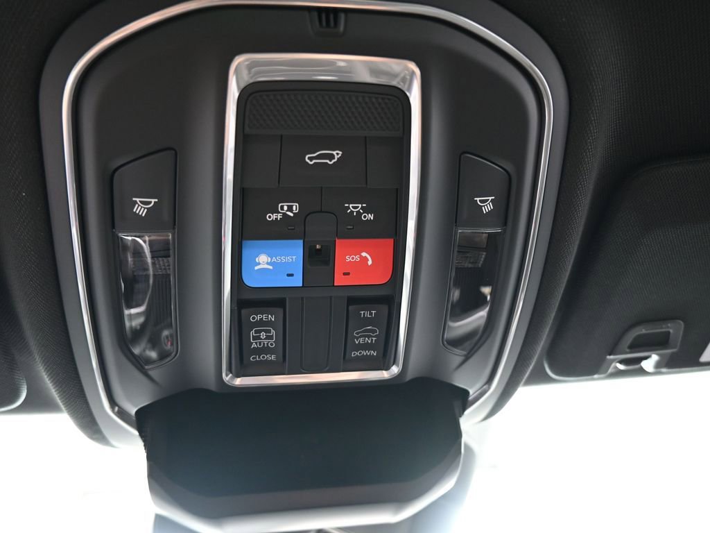 New 2025 Jeep Grand Cherokee Altitude image 24