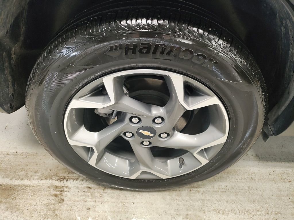 Used 2025 Chevrolet Trax LT w/ Sunroof Package image 3