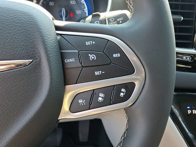 Used 2024 Chrysler Pacifica Touring-L FWD image 23