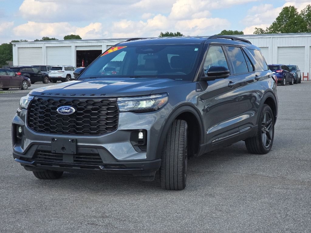 Used 2025 Ford Explorer ST-Line w/ ST-Line Street Pack AWD/4WD image 3