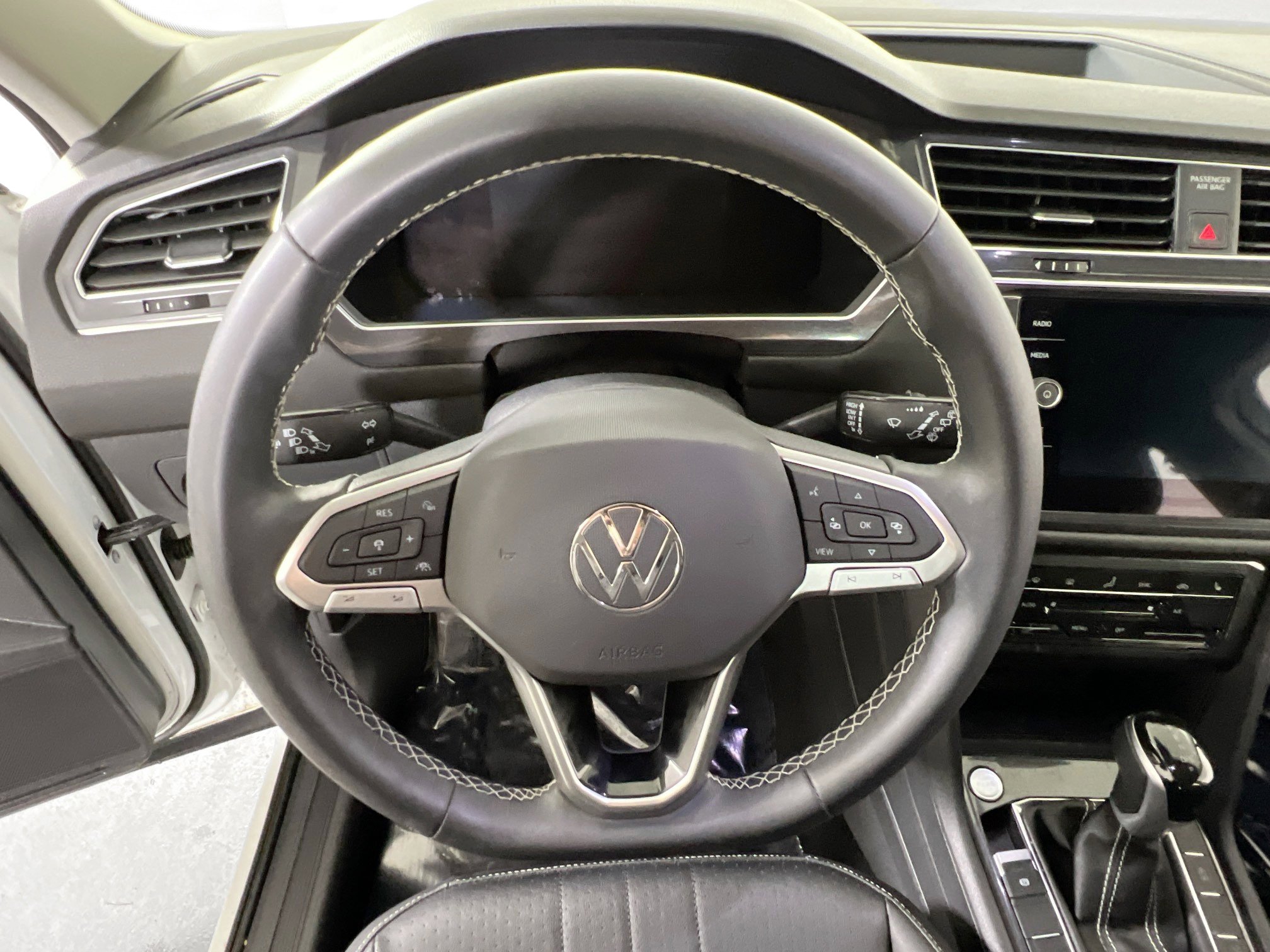 Used 2023 Volkswagen Tiguan SE AWD/4WD image 11