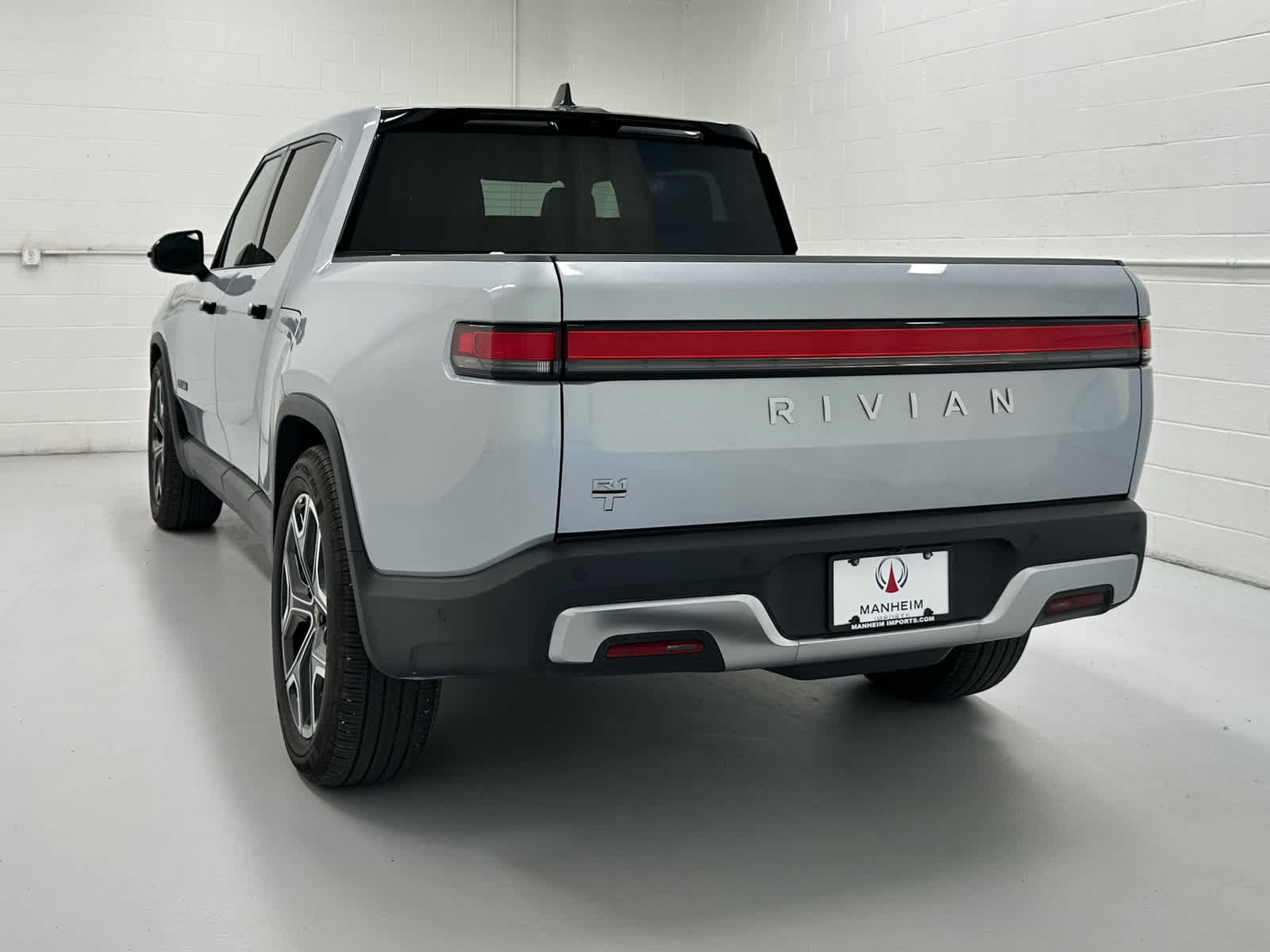 Used 2025 Rivian R1T Adventure Dual AWD/4WD image 8