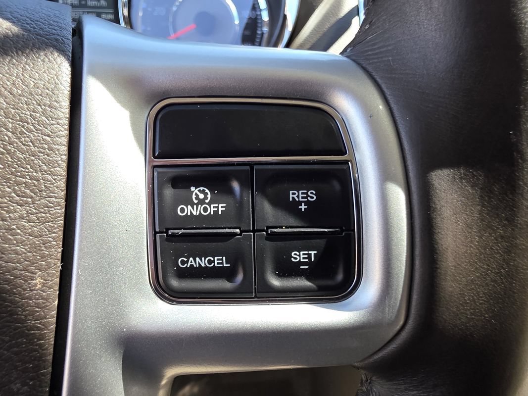 Used 2015 Chrysler Town & Country Touring FWD image 27