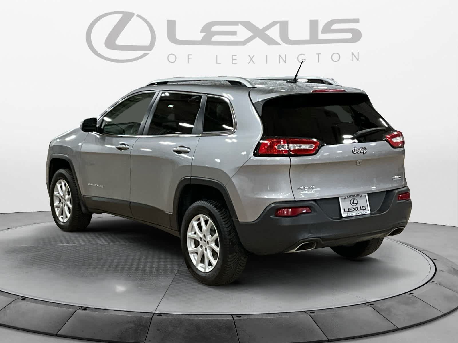 Used 2017 Jeep Cherokee Latitude AWD/4WD image 3