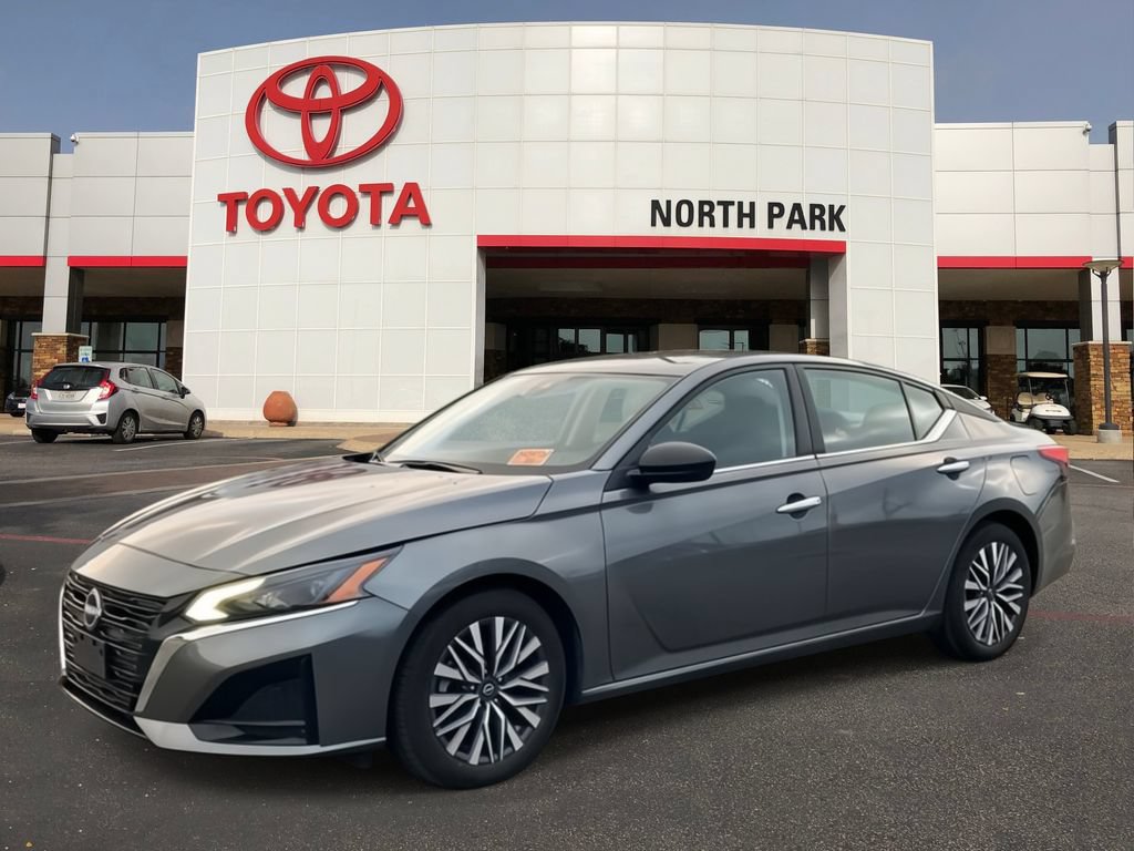 Used 2025 Nissan Altima 2.5 SV FWD image 1