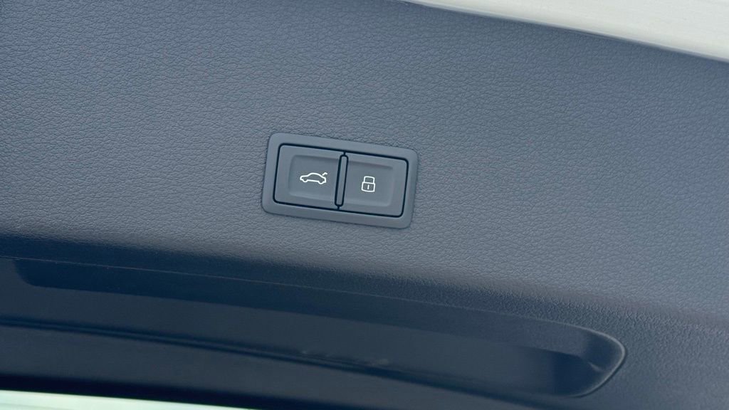 Used 2023 Audi e-tron Premium Plus image 10
