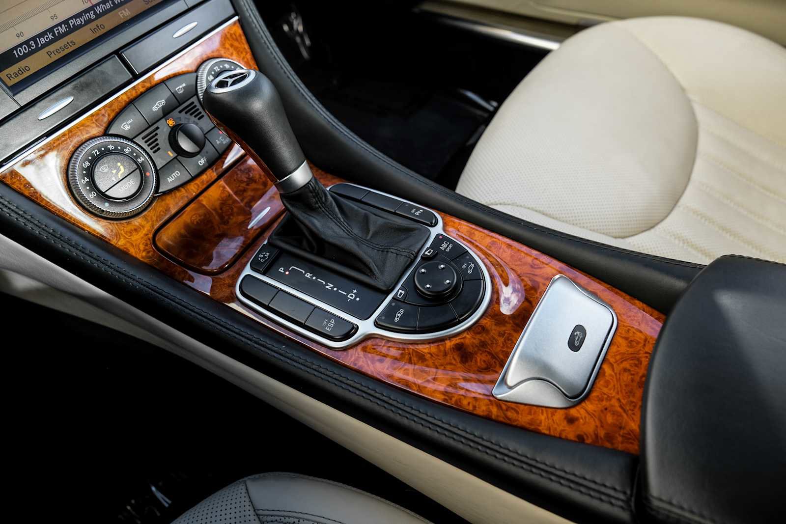 Used 2011 Mercedes-Benz SL 550 image 20