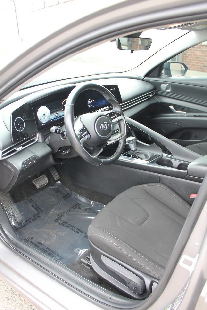 Used 2023 Hyundai Elantra SEL w/ Convenience Package image 11