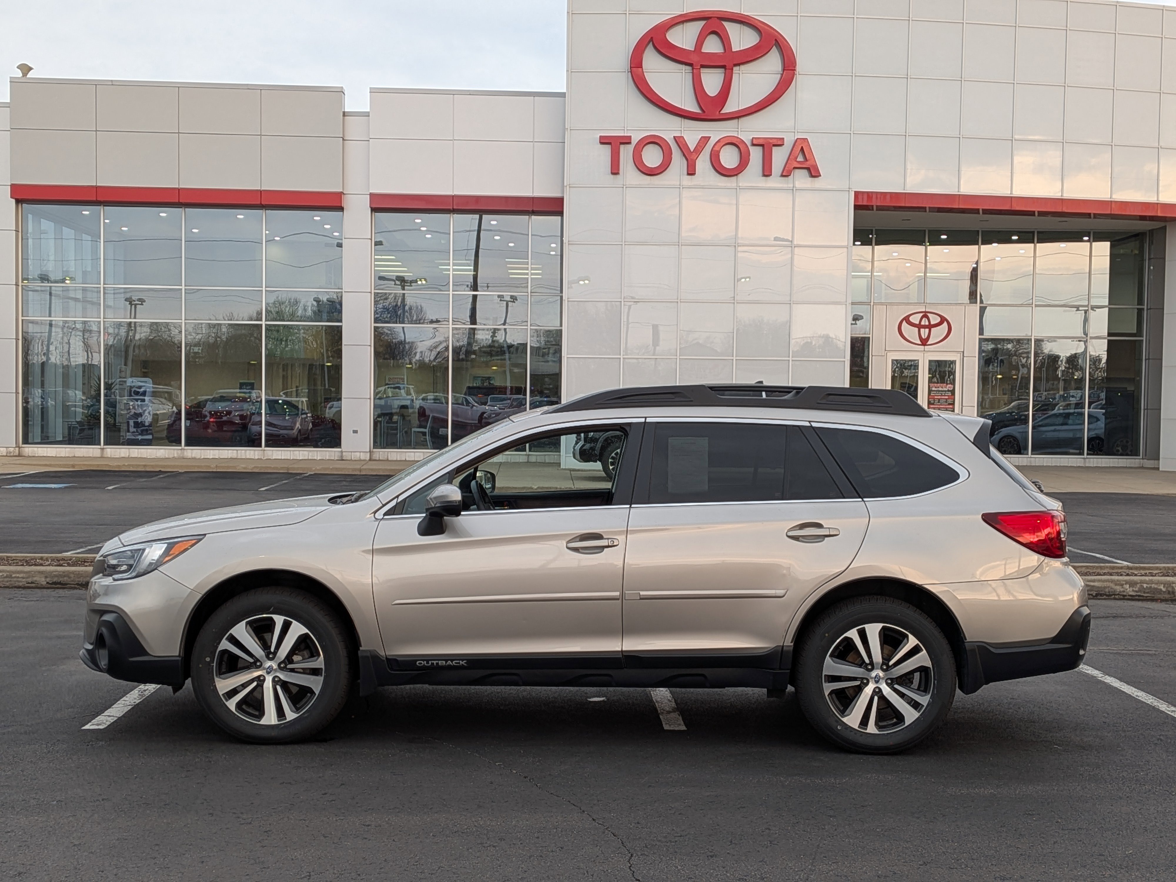 Used 2019 Subaru Outback 2.5i Limited w/ Popular Package #2 image 5