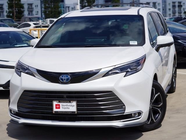 Certified 2025 Toyota Sienna Platinum image 4