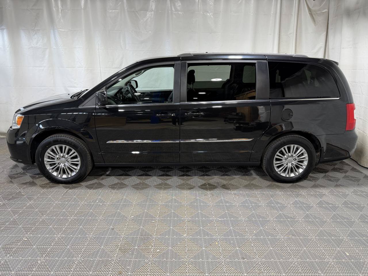 Used 2016 Chrysler Town & Country Touring FWD image 5