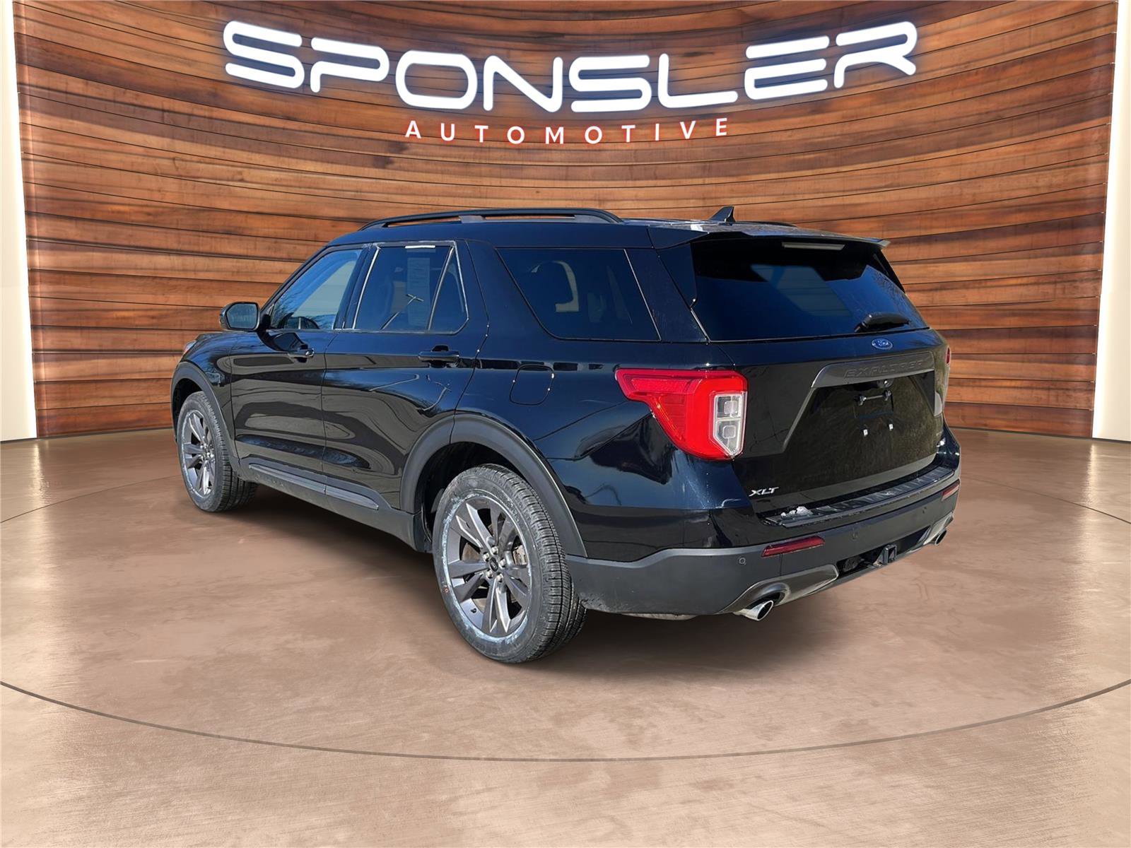 Used 2023 Ford Explorer XLT w/ Equipment Group 202A image 3