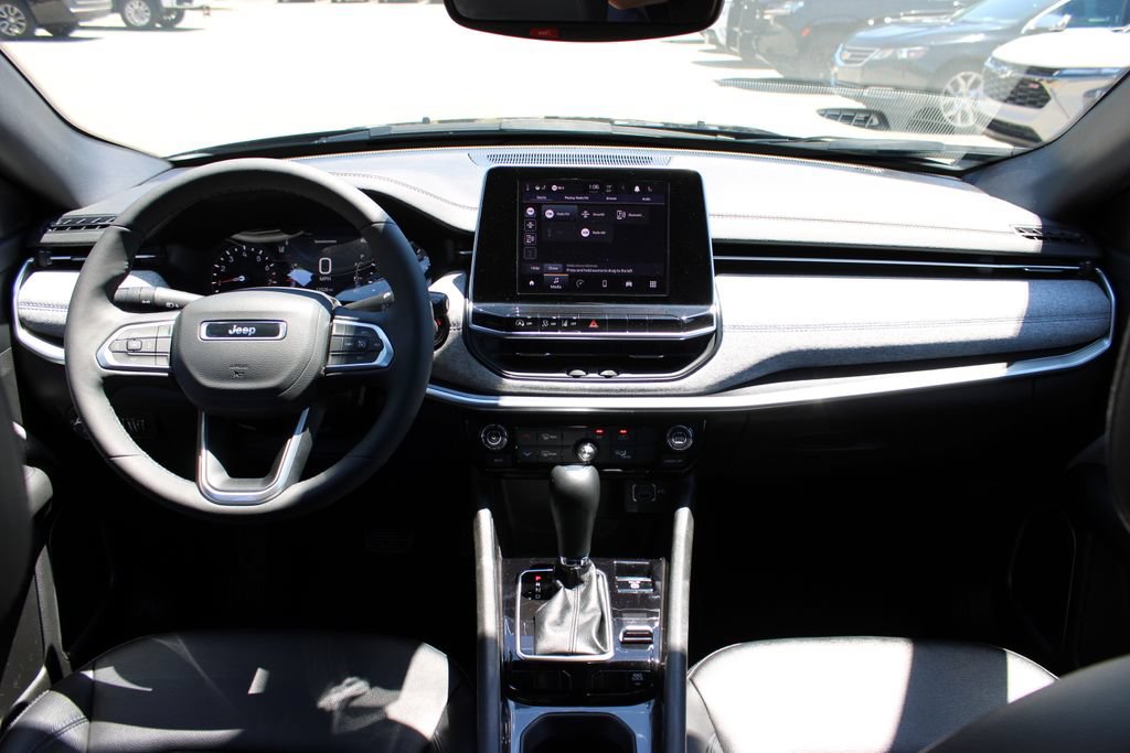 Used 2025 Jeep Compass Latitude AWD/4WD image 33