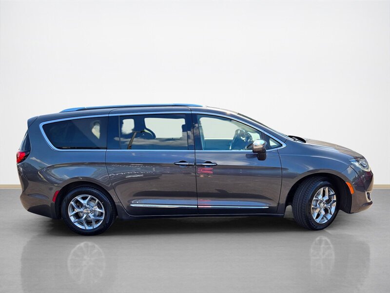 Used 2017 Chrysler Pacifica Limited FWD image 2