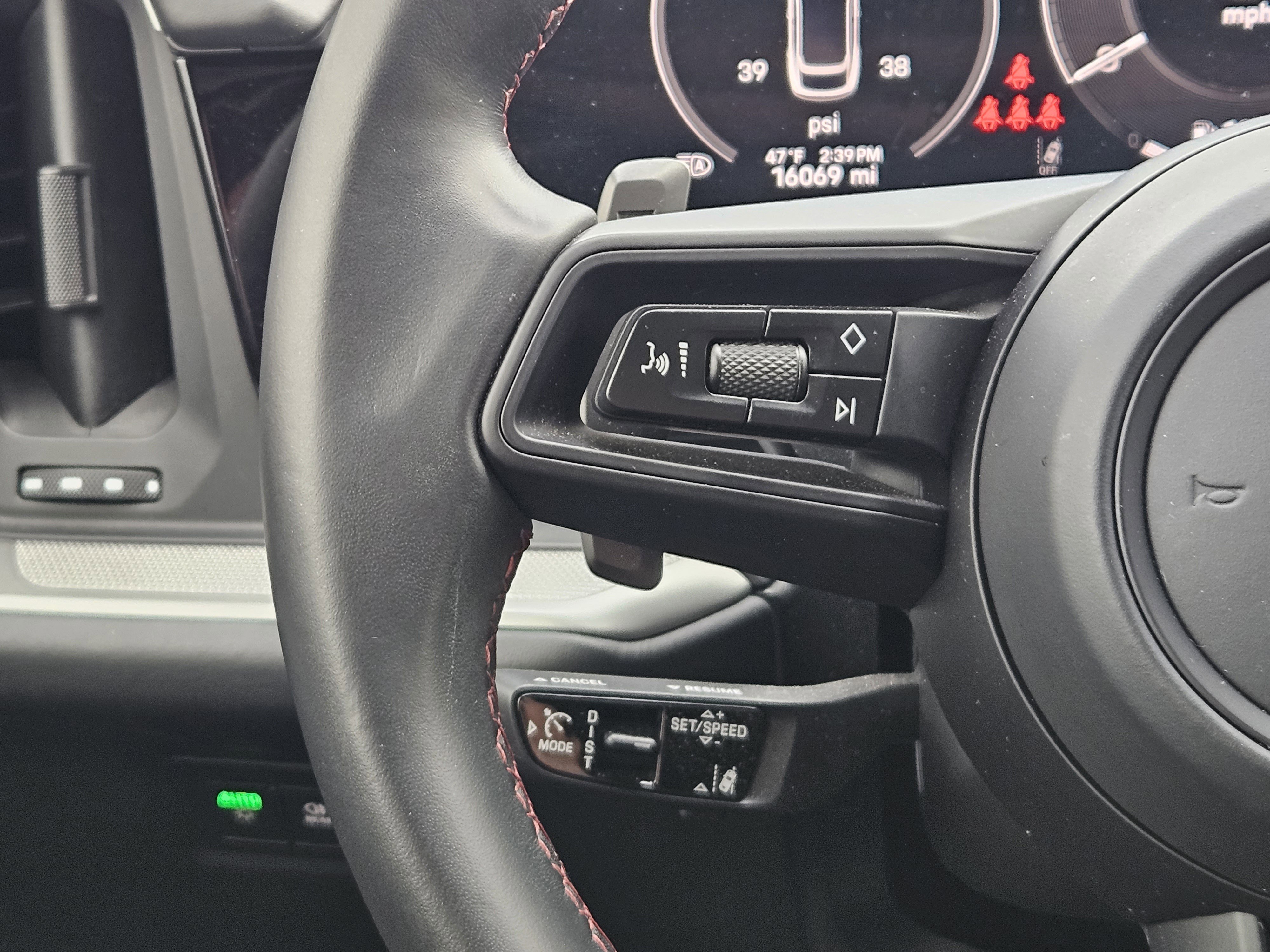 Certified 2025 Porsche Cayenne S image 26