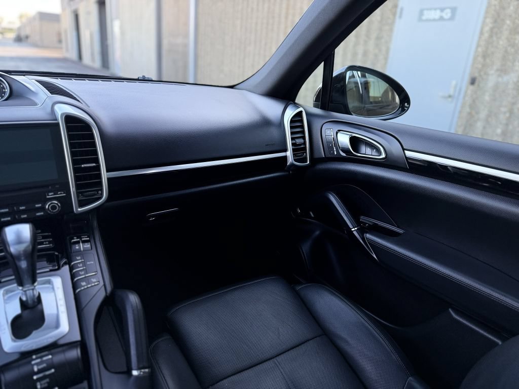 Used 2017 Porsche Cayenne S Platinum AWD/4WD image 21