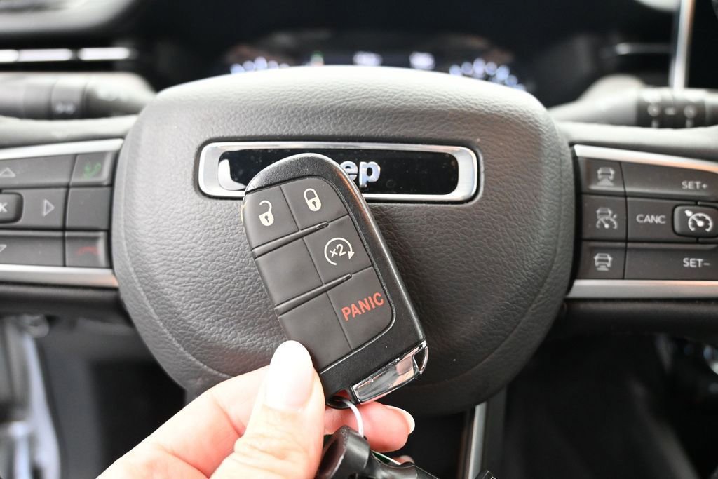 Used 2025 Jeep Compass Limited AWD/4WD image 36