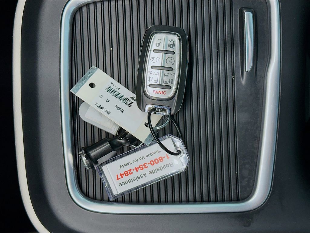 Used 2023 Chrysler Pacifica Touring-L FWD image 33