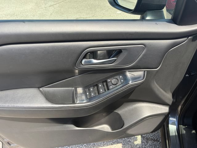 Used 2025 Nissan Rogue SV AWD/4WD image 23