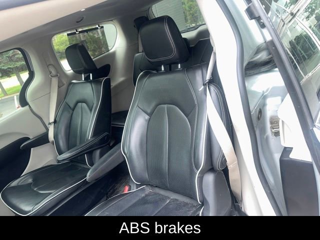 Used 2022 Chrysler Pacifica Limited w/ Uconnect Theater Family Group FWD image 18