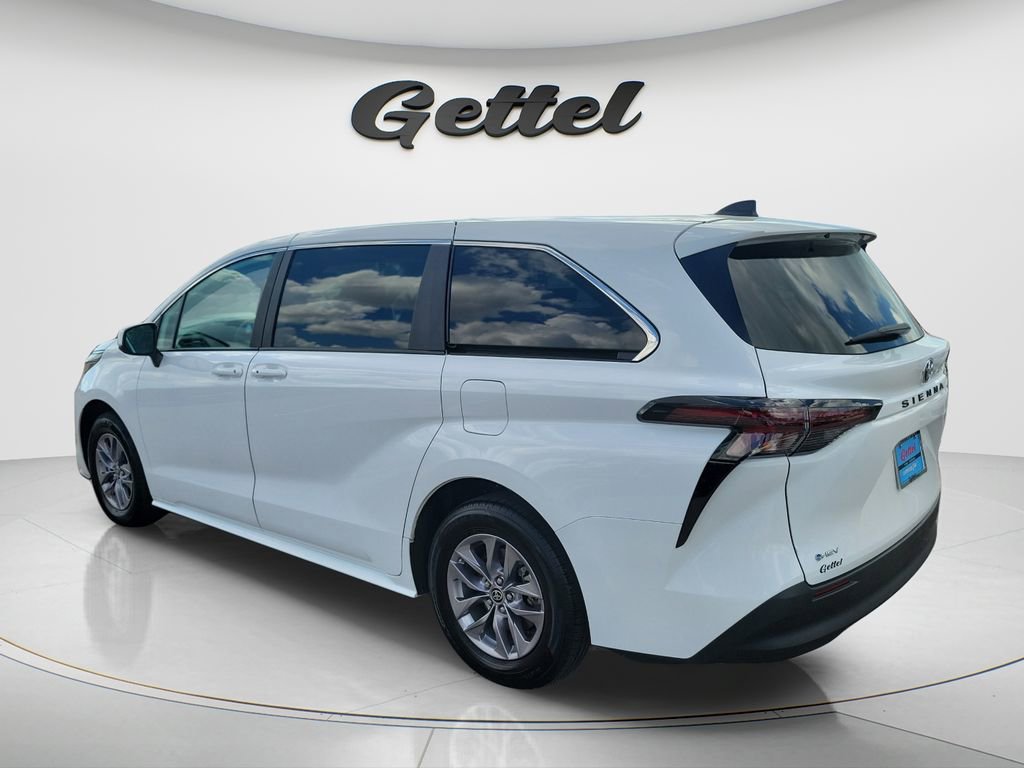 Used 2025 Toyota Sienna LE image 7