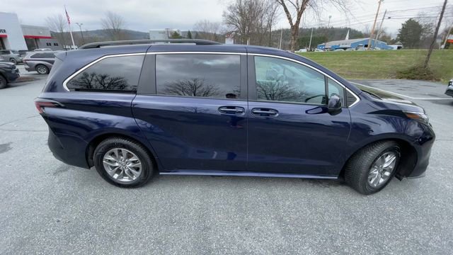 Used 2024 Toyota Sienna LE AWD/4WD image 9