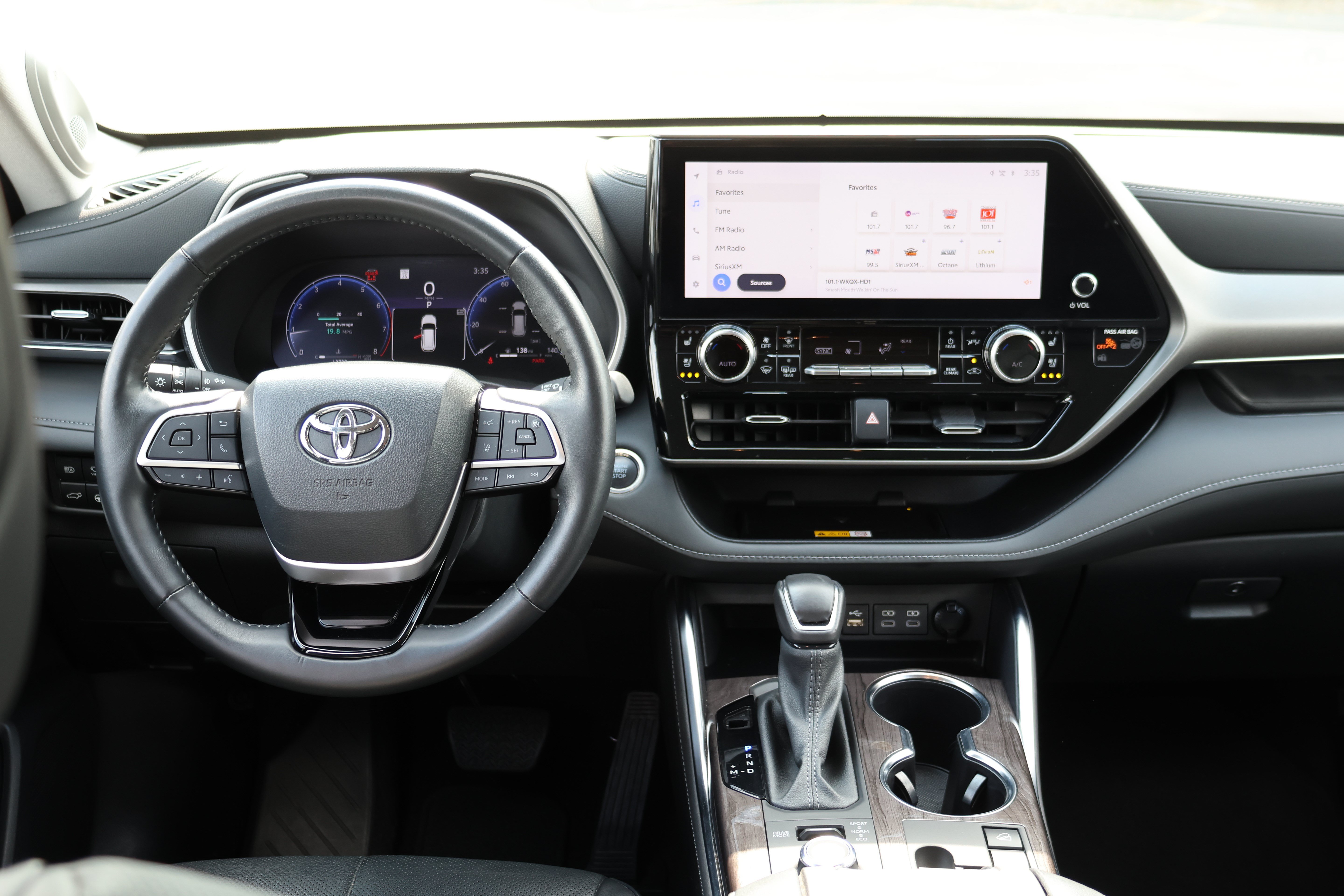 Certified 2024 Toyota Highlander Limited AWD/4WD image 37