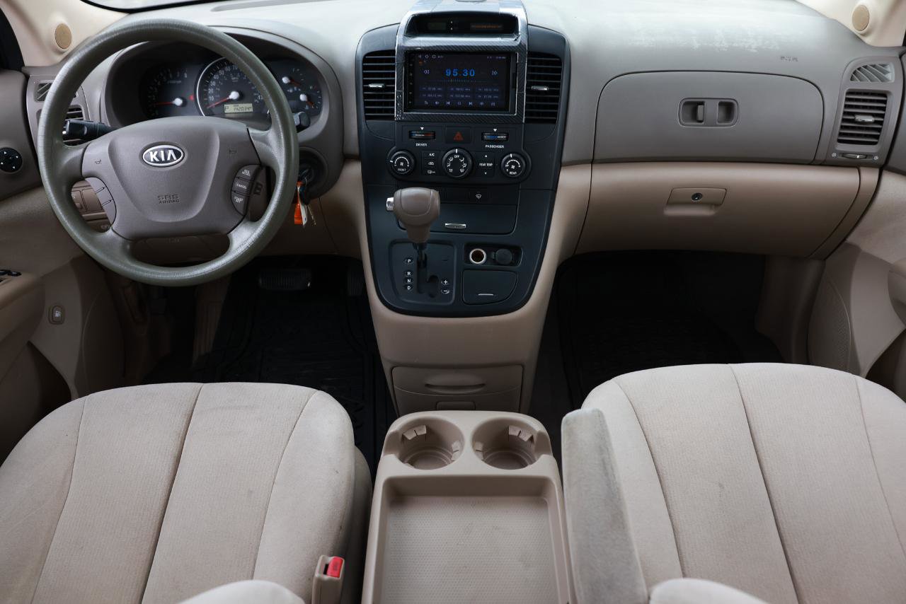 Used 2008 Kia Sedona LX image 2