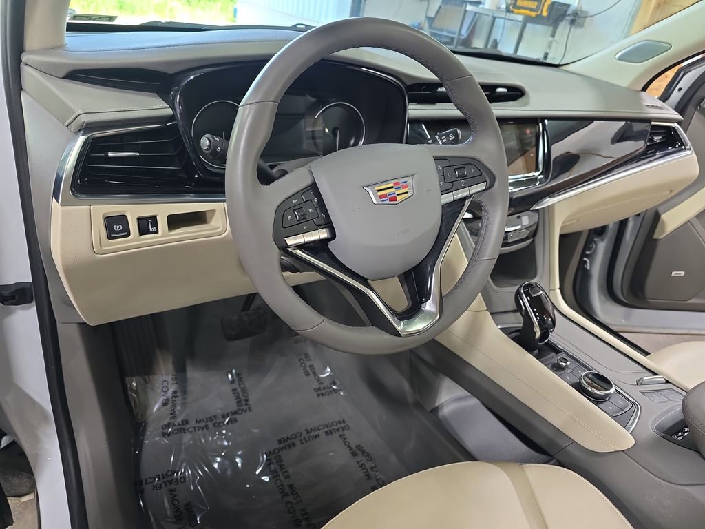 Used 2025 Cadillac XT6 Premium Luxury w/ LPO, Floor Liner Package AWD/4WD image 15