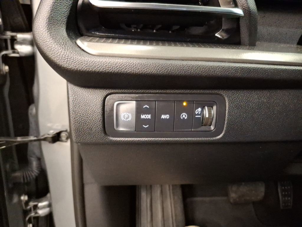 Used 2025 Chevrolet Traverse LT image 28