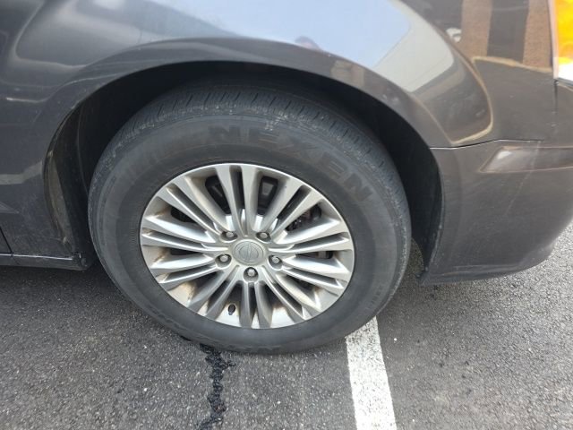 Used 2015 Chrysler Town & Country Touring-L w/ Driver Convenience Group image 4