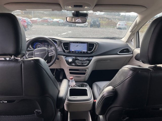 Used 2023 Chrysler Pacifica Touring-L image 19
