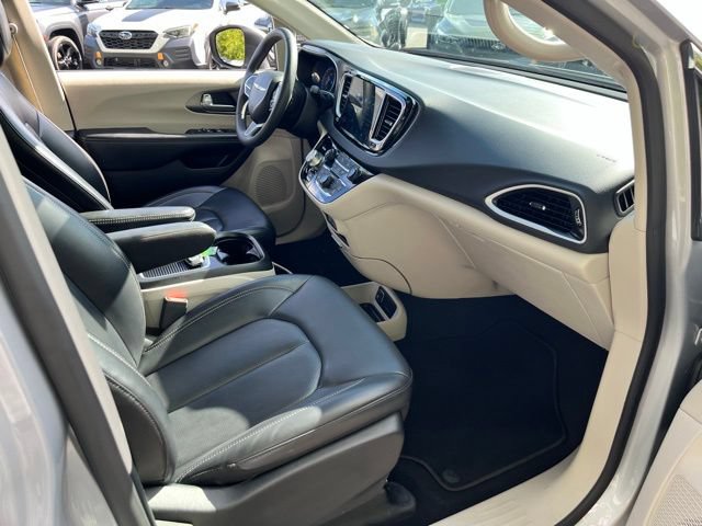 Used 2023 Chrysler Pacifica Touring-L FWD image 28